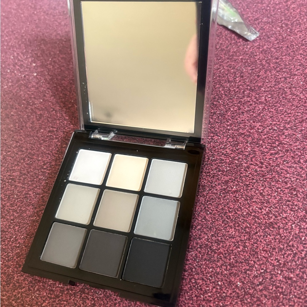 Lurella Smokey 4 Shadow Palette - Black - Picture 4 of 4